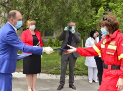 Ион Чебан поблагодарил румынских врачей и вручил им грамоты