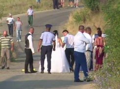 Возвращавшиеся со свадьбы девушка и двое юношей погибли в рухнувшем с моста автомобиле 