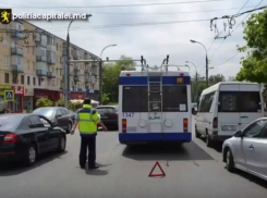 Жительница Кишинева получила переломы, упав в троллейбусе