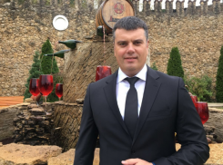 Директор винзавода Милештий Мичь вчера активно перебрасывал индеек у здания президентуры
