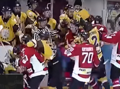 Ледовое побоище: жесткая драка хоккеистов попала на видео 