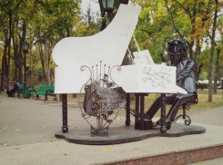 Необычная скульптура, появившаяся в центральном парке, удивила жителей Кишинева