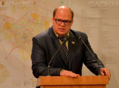 Онищенко напал на офицера НАЦ и попытался сброситься с 7-го этажа