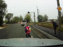 Двое детей едва не погибли под колесами автомобиля в Кишиневе