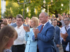Игорь Додон посетил Бал выпускников Гагаузской автономии и поддержал Ирину Влах