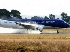 Впервые самолет AirMoldova совершил жесткую посадку в Кишиневе из-за лопнувшей шины