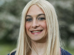 Блондинка-трансгендер превратилась в мужчину и вернулась к жене как любовник