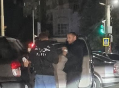 Помещенный под домашний арест влогер, пристававший к девочкам на камеру, был замечен на парковке
