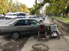 Молодые мамы пригрозили расправляться памперсами с автохамами Кишинева