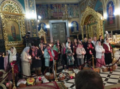 Сотни верующих провели Ночь Воскресения в монастыре Курки