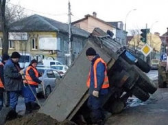 В центре столицы провалился грузовик с землей