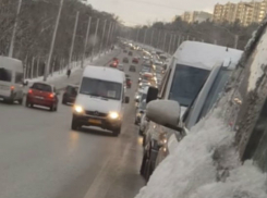 Хамский объезд пробки по встречной полосе микроавтобусом в Кишиневе попал на видео