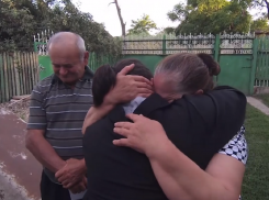 Трогательную встречу родителей и 10 лет отсутствовавшей дочери показали на видео 