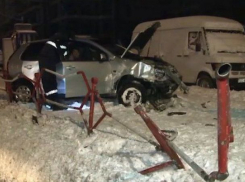 Водитель сломал обе ноги при таране рекламного щита на Чеканах