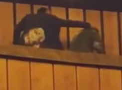 Женщину, атаковавшую с молотком в театре участника войны в Донбассе, сняли на видео и сдали полиции