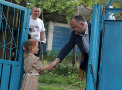 В преддверии Пасхи Игорь Додон вручил ключи от нового дома многодетной семье, оставшейся без крыши над головой 