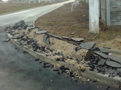 Чиновники обвинили загадочного водителя в разрушении тротуара в Яловенах