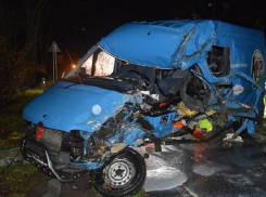 Украинские гастарбайтеры разбились в Словакии в столкновении микроавтобуса и грузовика