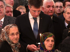 Во время церковной службы в соборе Дорин Киртоакэ писал SMS