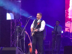 Пользователи соцсети предположили, что Киртоакэ слушал концерт «Любэ» в своем кабинете