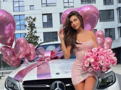 «Блогерше» и певице подарили на 18-летие авто за 4 млн леев