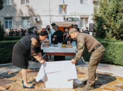 В столице заложили памятник погибшему в аэропорту пограничнику: «Герои не умирают»