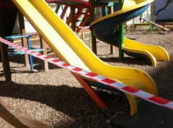 В Кишиневе люди срывают ленты, запрещающие доступ на детские площадки