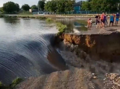 В селе Гура Кэйнарулуй прорвало дамбу, вода эффектно заливает окрестности