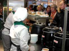 В Молдове увеличили зарплату бюджетников и обязали работодателей выдавать талоны на питание