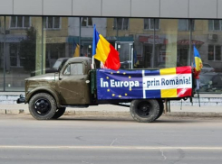  «В Европу на ГАЗ-оне» - в Леова «унирю» пропагандируют при помощи старинного советского грузовичка