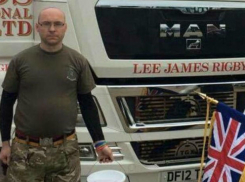 Озабоченный мужчина принуждал к сексу женщин, чьи возлюбленные были на войне