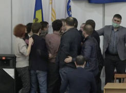 Скандал на заседании Муниципального совета - советники едва не подрались друг с другом