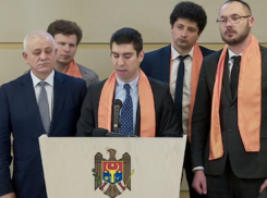 Фракция ПДС в парламенте потребовала вакцинировать их в приоритетном порядке 