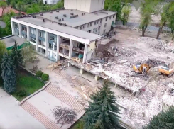 Уничтожают Дворец как фашисты, чтобы повесить лифчики и трусики: жители Кишинева негодуют