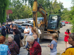Молодые мамы с детьми устроили акцию протеста с блокировкой строительной техники в Кишиневе