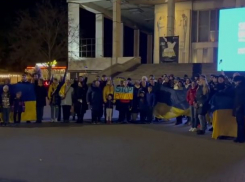 В центре Кишинева люди вышли покричать «Слава Украине!»