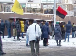 Националисты с файерами, краской и дымовыми шашками атаковали генконсульство России в Одессе