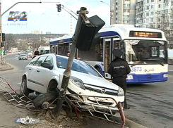 В Кишиневе произошло ДТП: девушка въехала в светофор