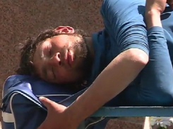 Пиршества на кладбище и спящие на могилках любители спиртного попали на видео в Кишиневе 