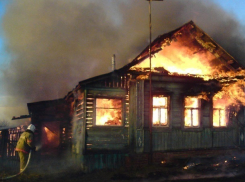 Мать вытащила 13-летнюю дочку из охваченного огнем дома и получила страшные ожоги