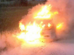 Под селом Бравичены загорелся автомобиль, после чего пламя перекинулось и на поле