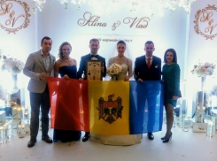 Либералка Алина Зотя выходит замуж с молдавским флагом 