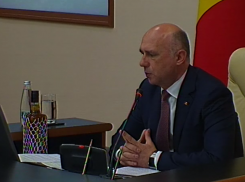 Запрещенную бутылку виски принес на заседание правительства возмущенный Павел Филип