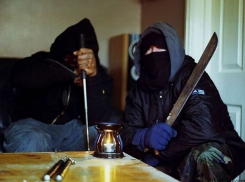 Пытки и жестокое избиение владельца магазина в Ниспоренском районе совершили подростки в масках