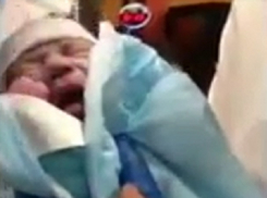 Женщина родила в магазине, младенца принял мясник: необычное видео