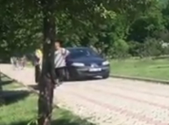 Возмутивший жителя столицы автомобиль на дорожках парка попал на видео