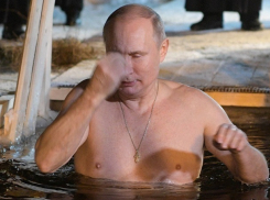 Смелое купание Путина в крещенской проруби сняли на видео
