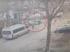 Последние секунды жизни таксиста, умершего во время движения автомобиля, попали на видео