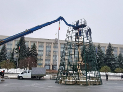 В Центре Кишинева начали устанавливать новогоднюю елку