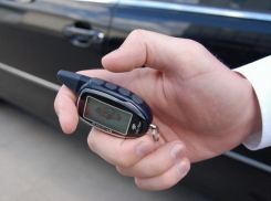 Трое молдаван и украинец разработали оригинальный способ грабежа автомобилей в Румынии